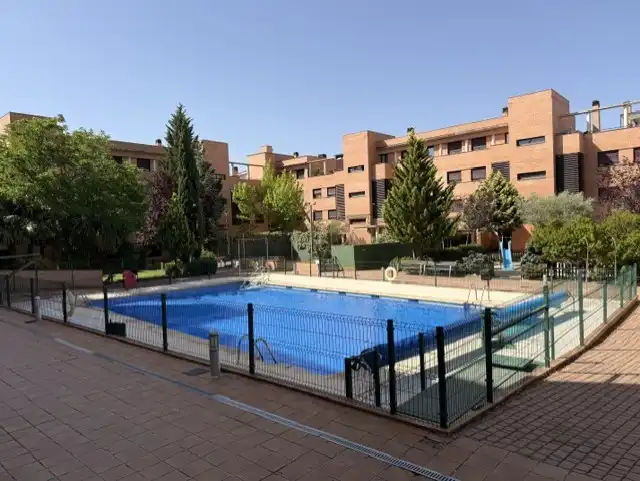 Piscina de Ático de alquiler en Yebes con Aire acondicionado, Calefacción y Amueblado
