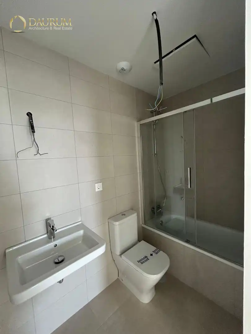 Bany de Pis en venda en Sevilla amb Aire condicionat, Calefacció i Terrassa