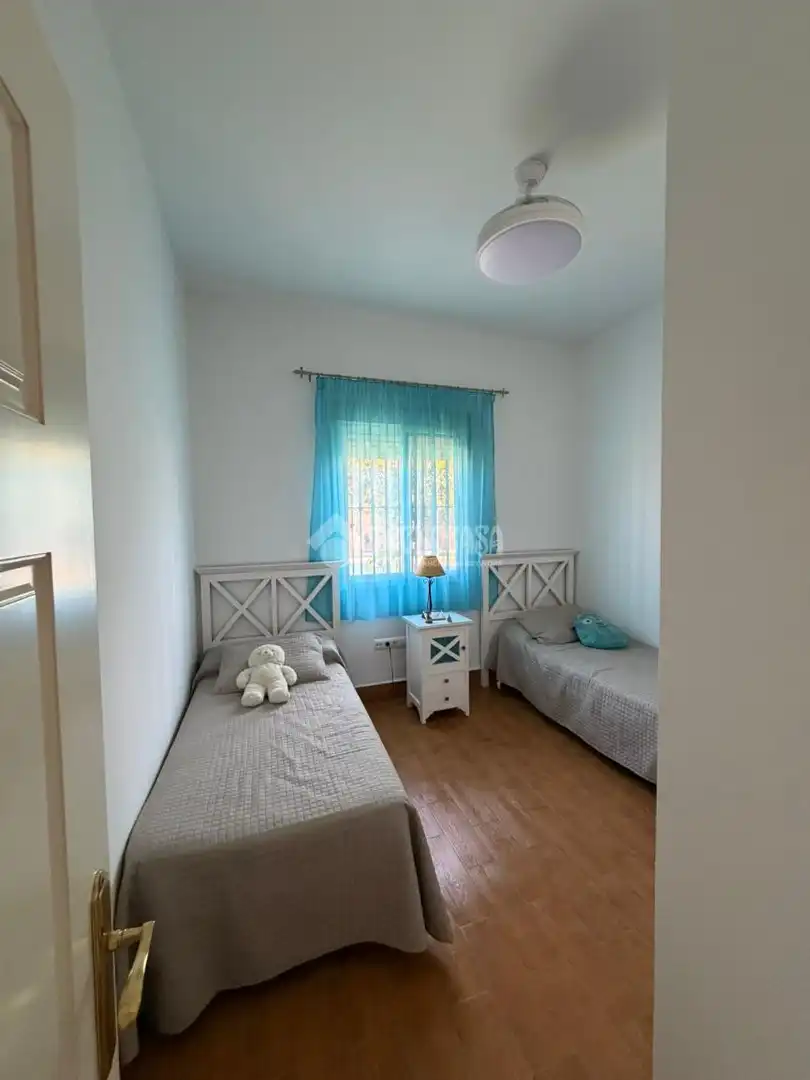 Dormitori de Casa o xalet en venda en Dos Hermanas amb Aire condicionat