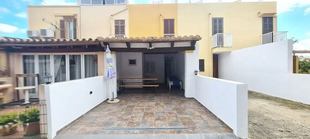 Außenansicht von Einfamilien-Reihenhaus zur Miete in Alcúdia mit Klimaanlage, Privatgarten und Terrasse