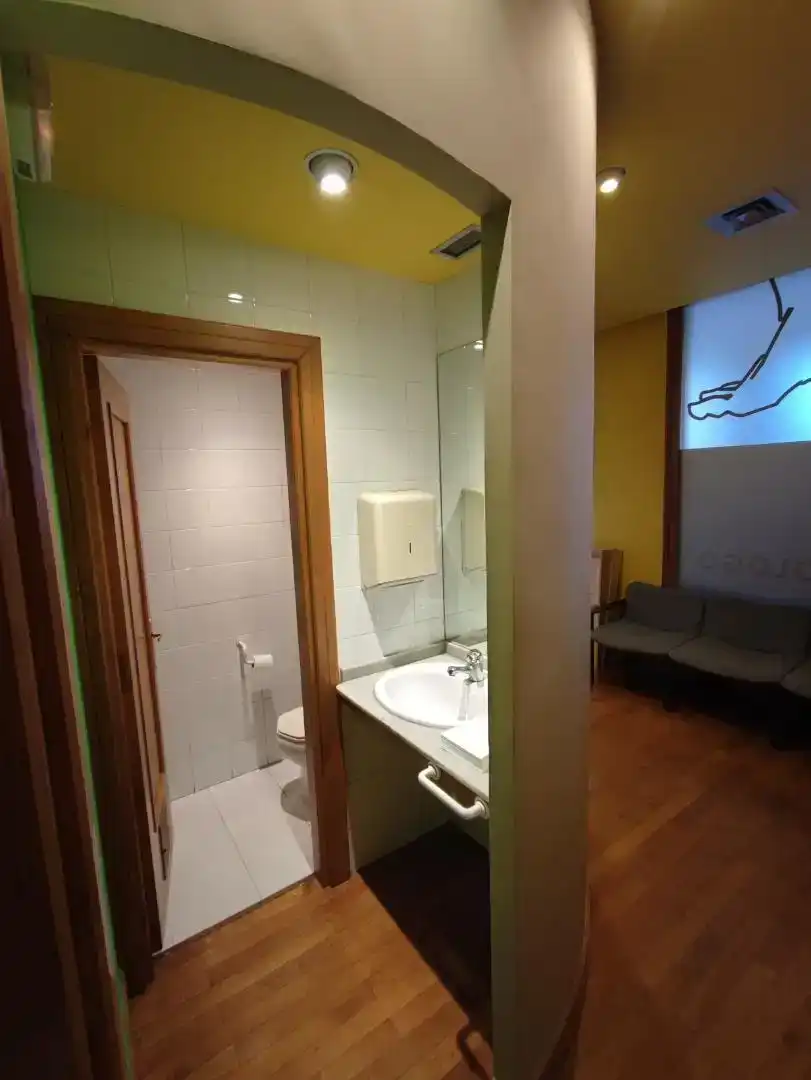 Badezimmer von Erdgeschoss zur Miete in Zarautz mit Klimaanlage und Parkett