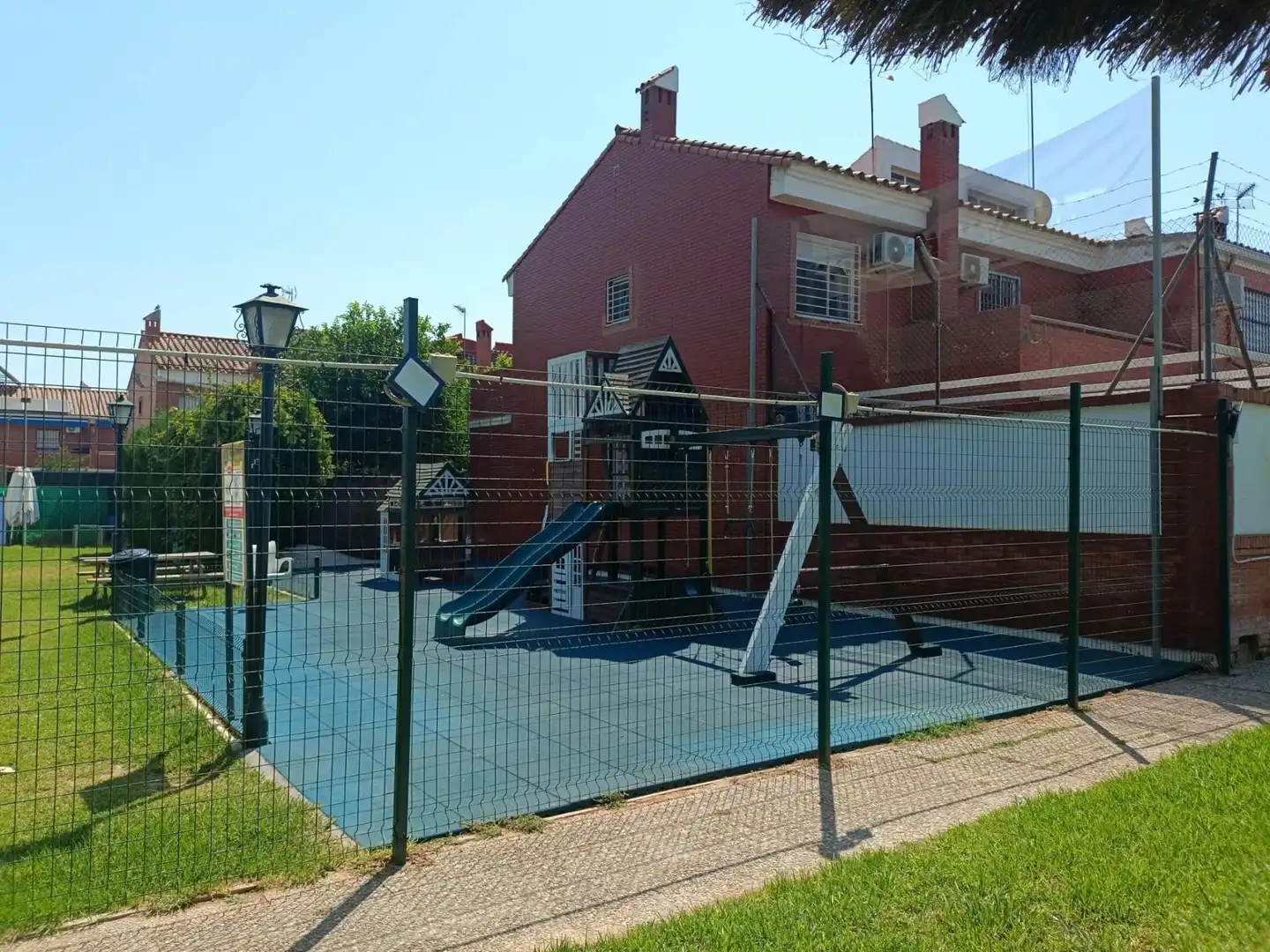 Jardí de Casa adosada en venda en Sevilla amb Aire condicionat, Terrassa i Piscina comunitària