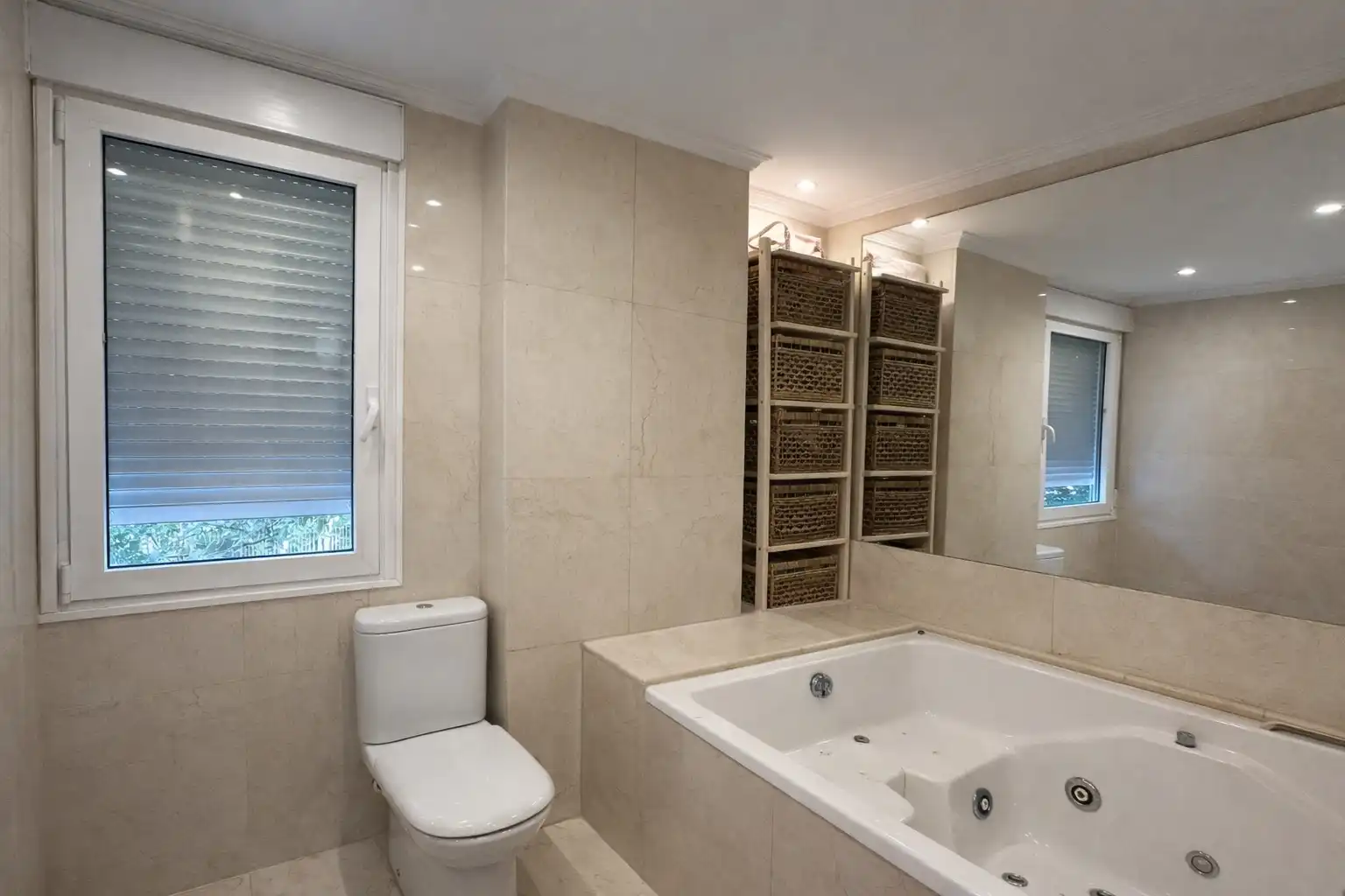 Badezimmer von Wohnung zum Verkauf in Madrid mit Klimaanlage, Heizung und Privatgarten