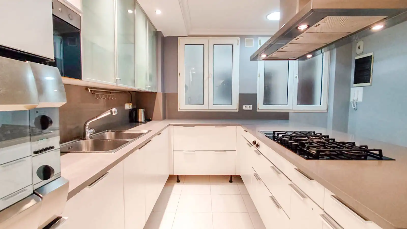 Cocina de Piso en venta en Donostia - San Sebastián  con Calefacción, Balcón y Alarma