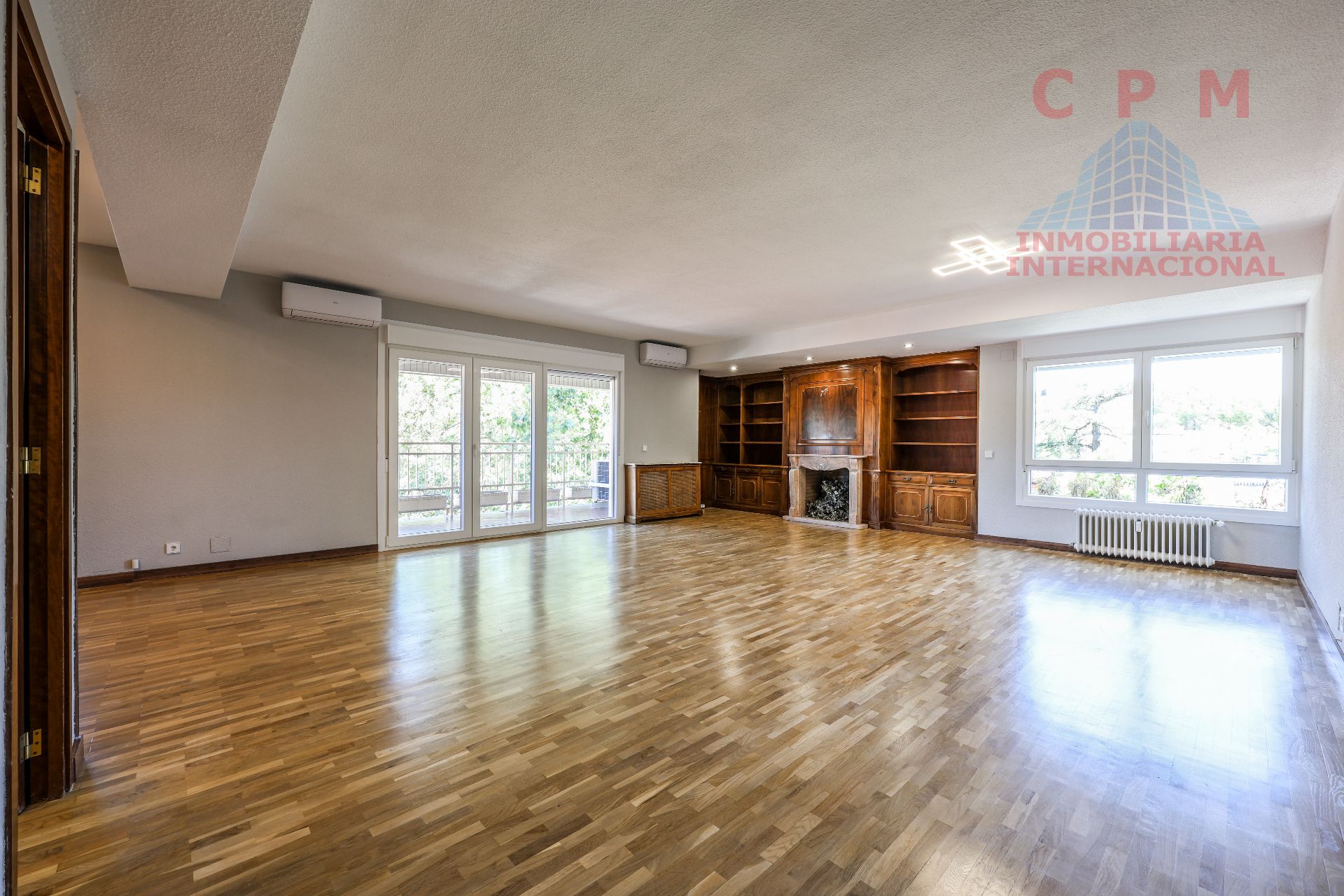 Living room of Flat to rent in  Madrid Capital  with Air Conditioner, Heating and Parquet flooring