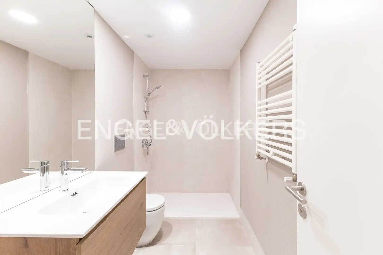 Bathroom of Flat for sale in Madrid  with Air Conditioner, Heating and Storage room
