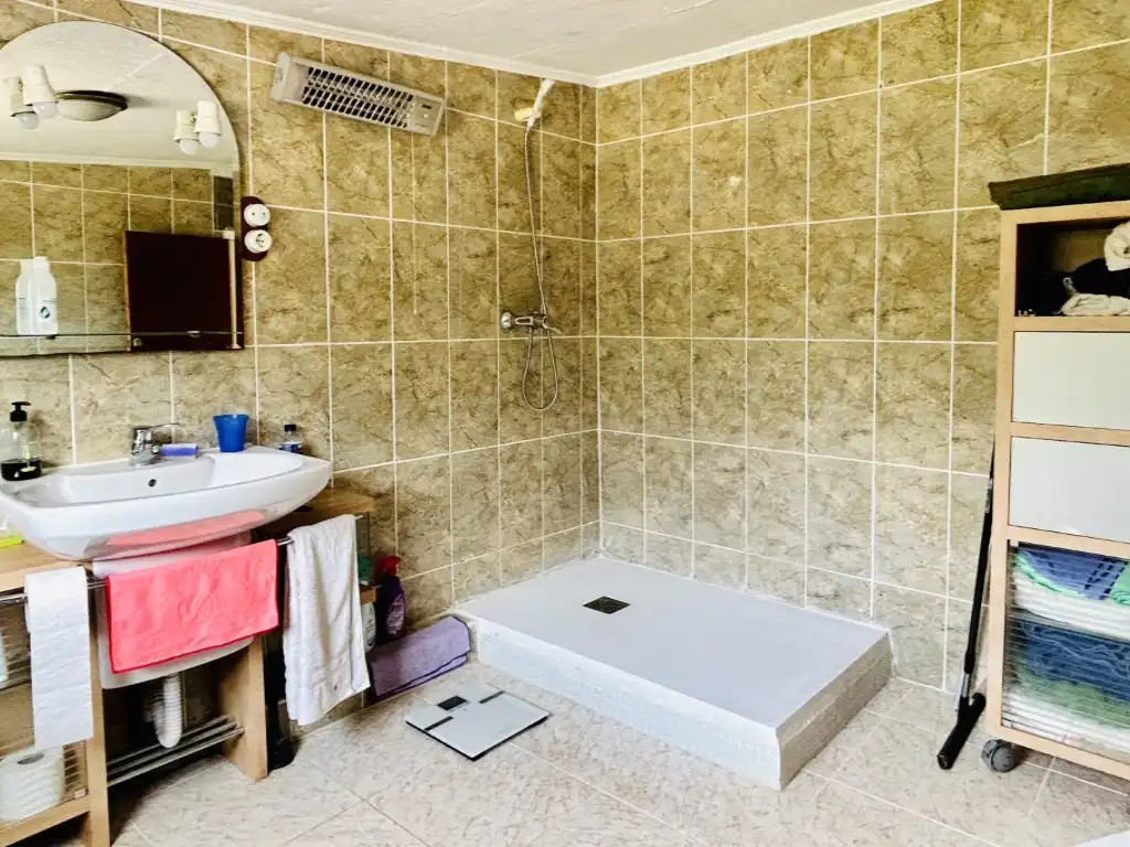 Badezimmer von Country house zum Verkauf in Iznájar mit Klimaanlage, Terrasse und Schwimmbad