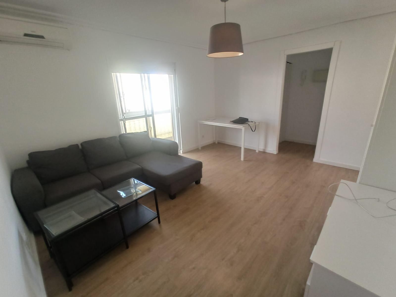 Living room of Flat to rent in  Sevilla Capital  with Air Conditioner, Parquet flooring and Terrace