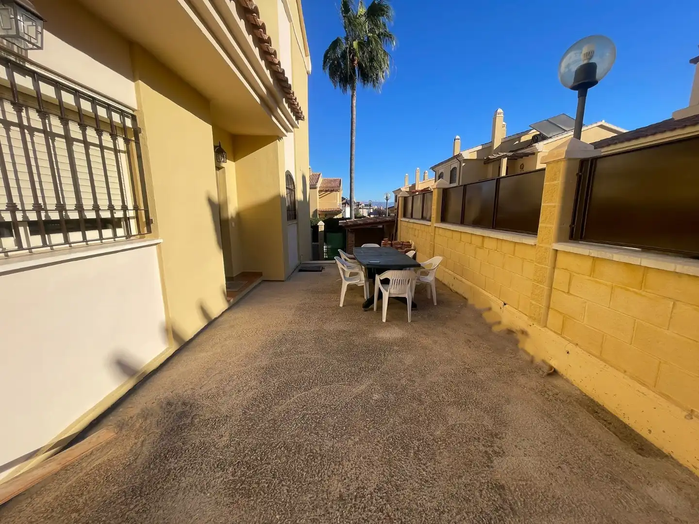 Vista exterior de Casa adosada en venda en Alhaurín de la Torre amb Aire condicionat, Jardí privat i Terrassa