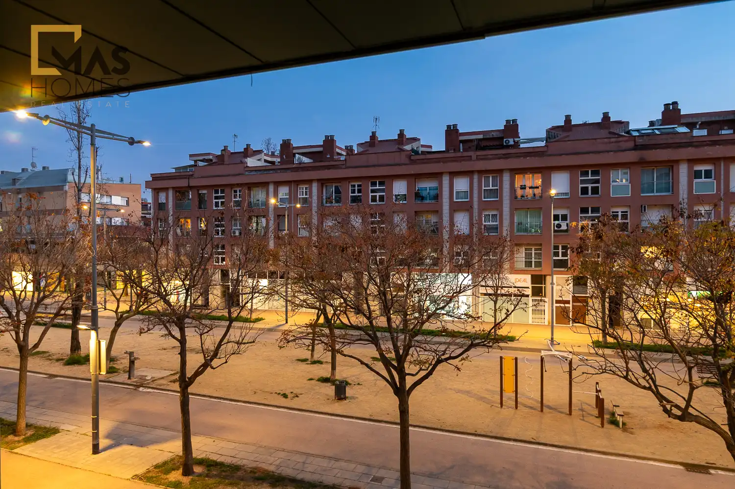 Außenansicht von Wohnung zum Verkauf in Terrassa mit Klimaanlage, Heizung und Terrasse