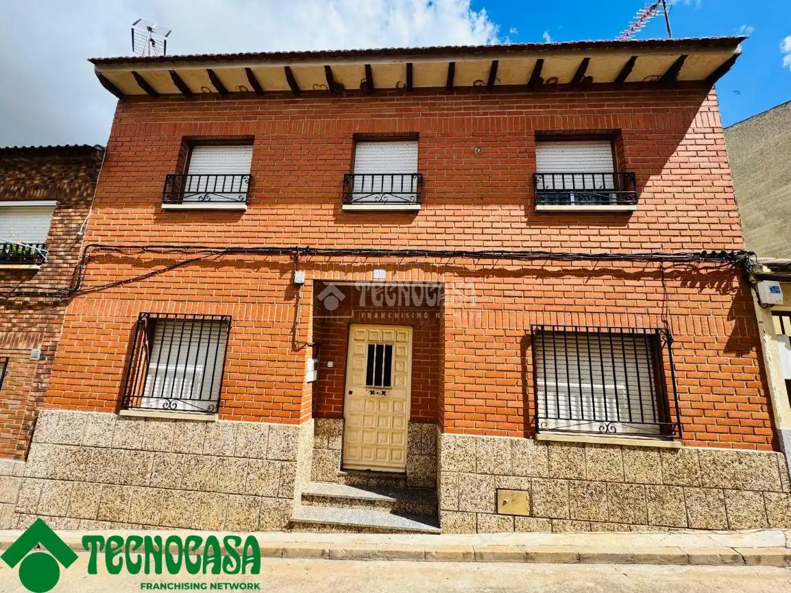 Vista exterior de Casa adosada en venda en Los Navalmorales