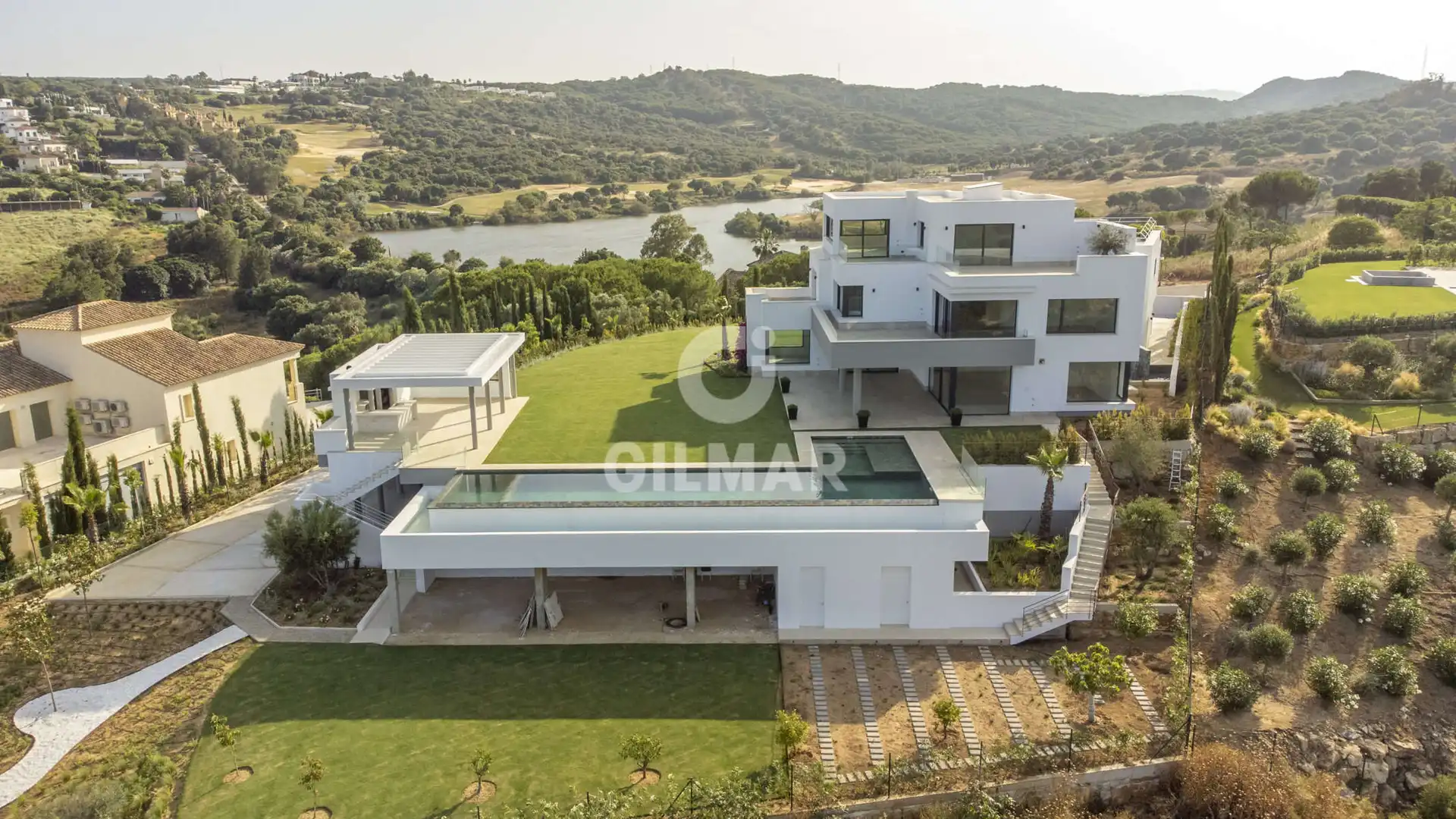 Vista exterior de Casa o xalet en venda en Sotogrande amb Calefacció, Jardí privat i Piscina