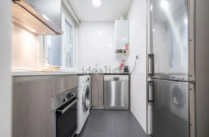 Kitchen of Flat for rent in Madrid  with Air Conditioner, Heating and Parquet flooring