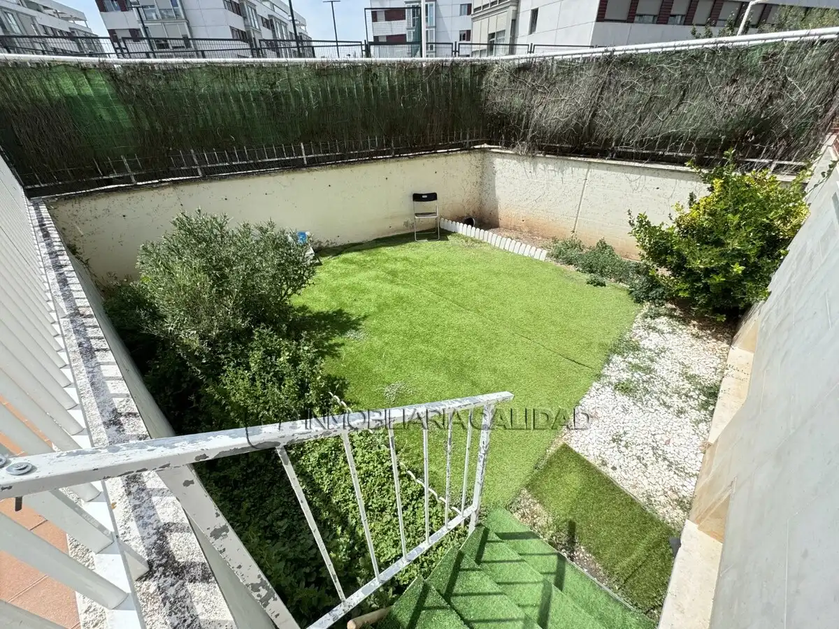 Jardín de Piso en venta en Burgos con Calefacción, Trastero y Piscina