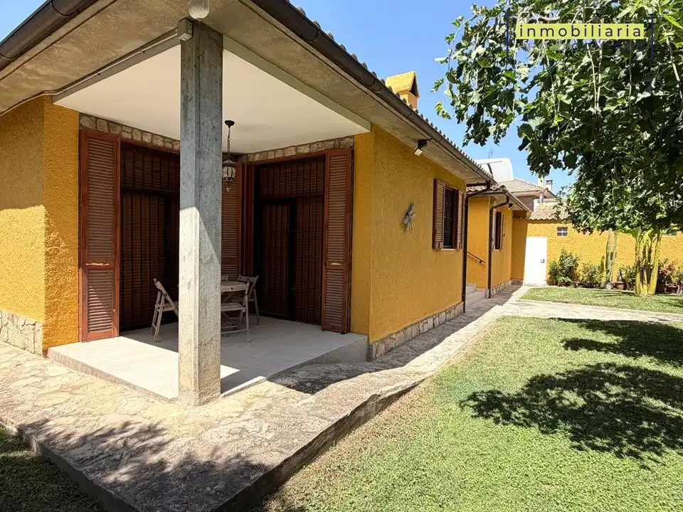 Vista exterior de Casa o xalet en venda en Zuera amb Aire condicionat, Calefacció i Jardí privat
