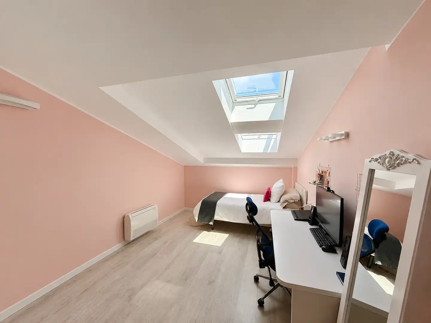 Habitación de Dúplex en venta en Cornellà de Llobregat con Terraza, Trastero y Balcón