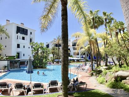 Vista exterior de Planta baixa en venda en Marbella amb Aire condicionat, Terrassa i Piscina