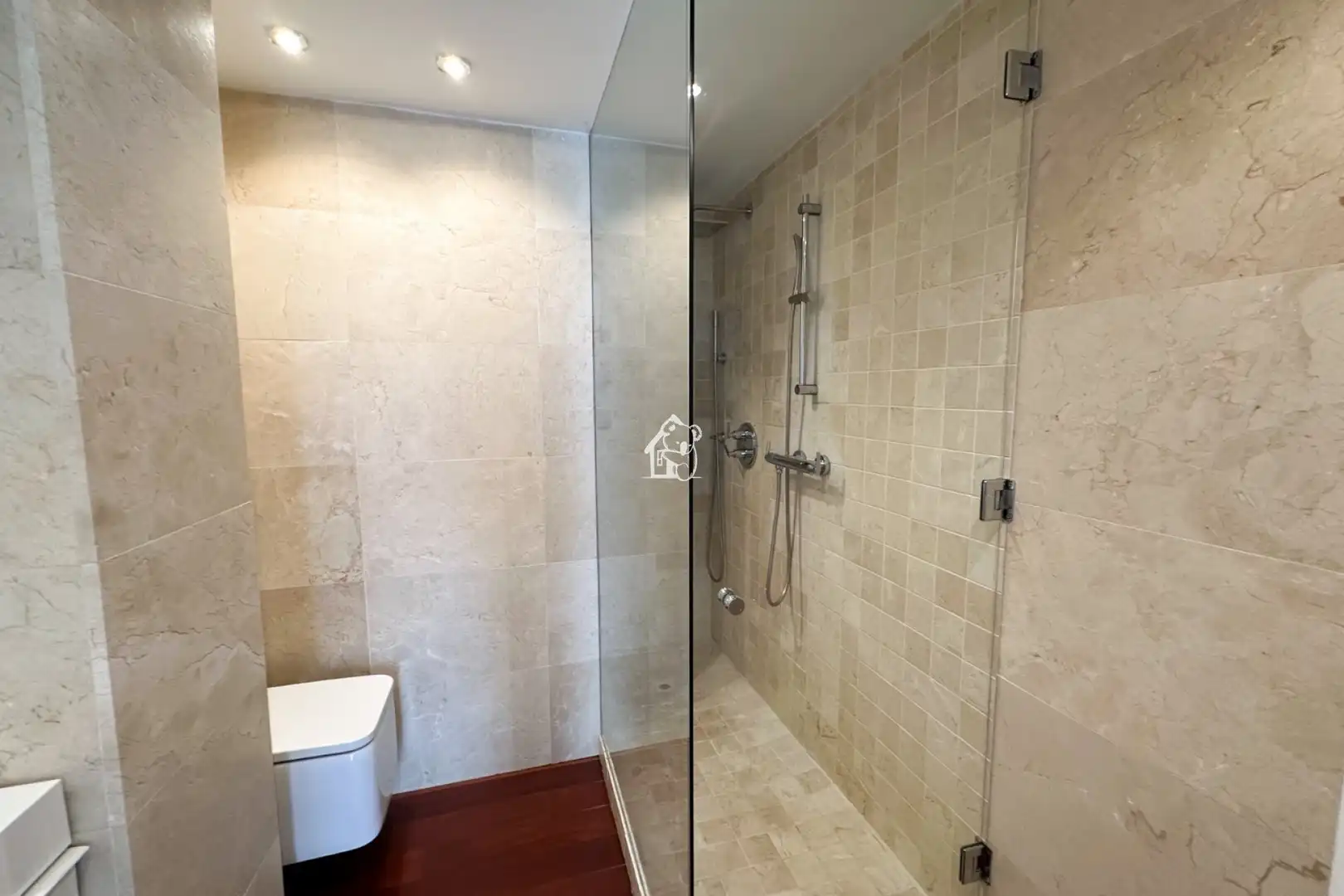 Baño de Piso de alquiler en Torrevieja con Parquet, Terraza y Piscina