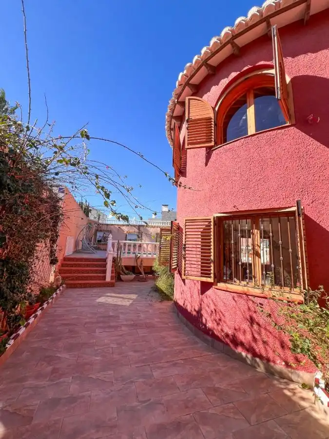 Vista exterior de Casa adosada en venda en Torrevieja amb Calefacció, Jardí privat i Terrassa