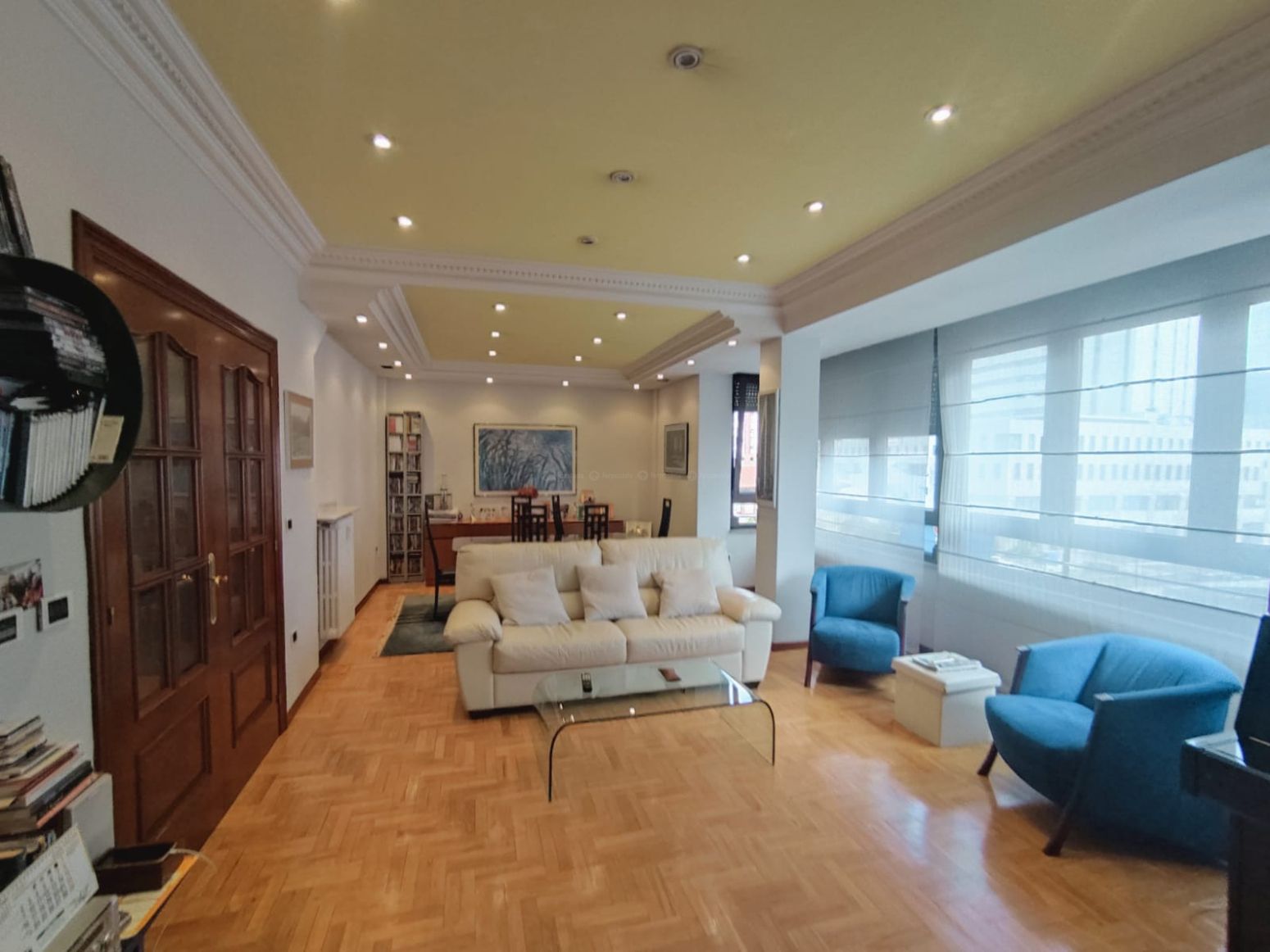 Sala d'estar de Pis en venda en Oviedo  amb Calefacció, Parquet i Traster