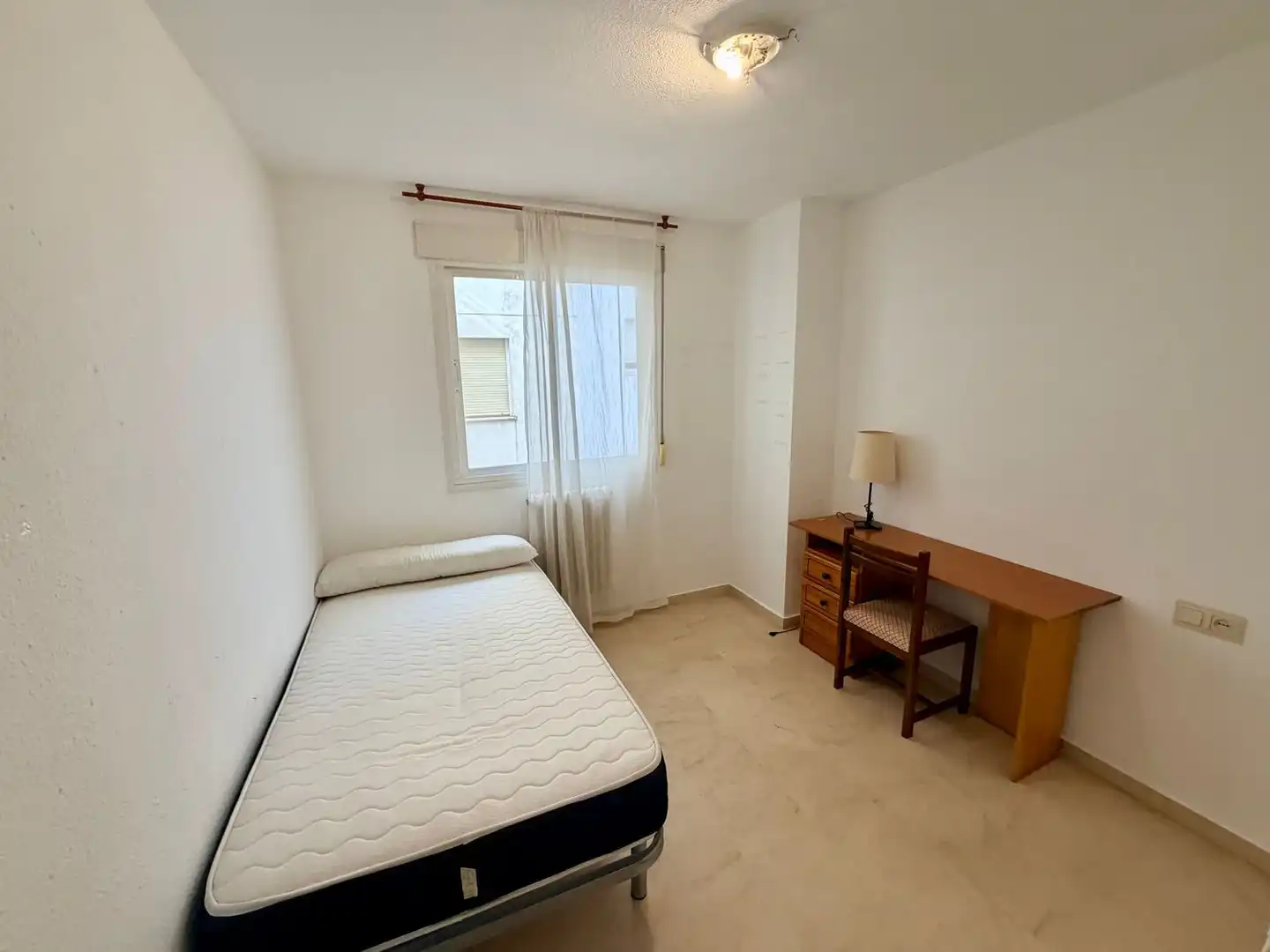Habitación de Piso de alquiler en Granada con Terraza y Amueblado
