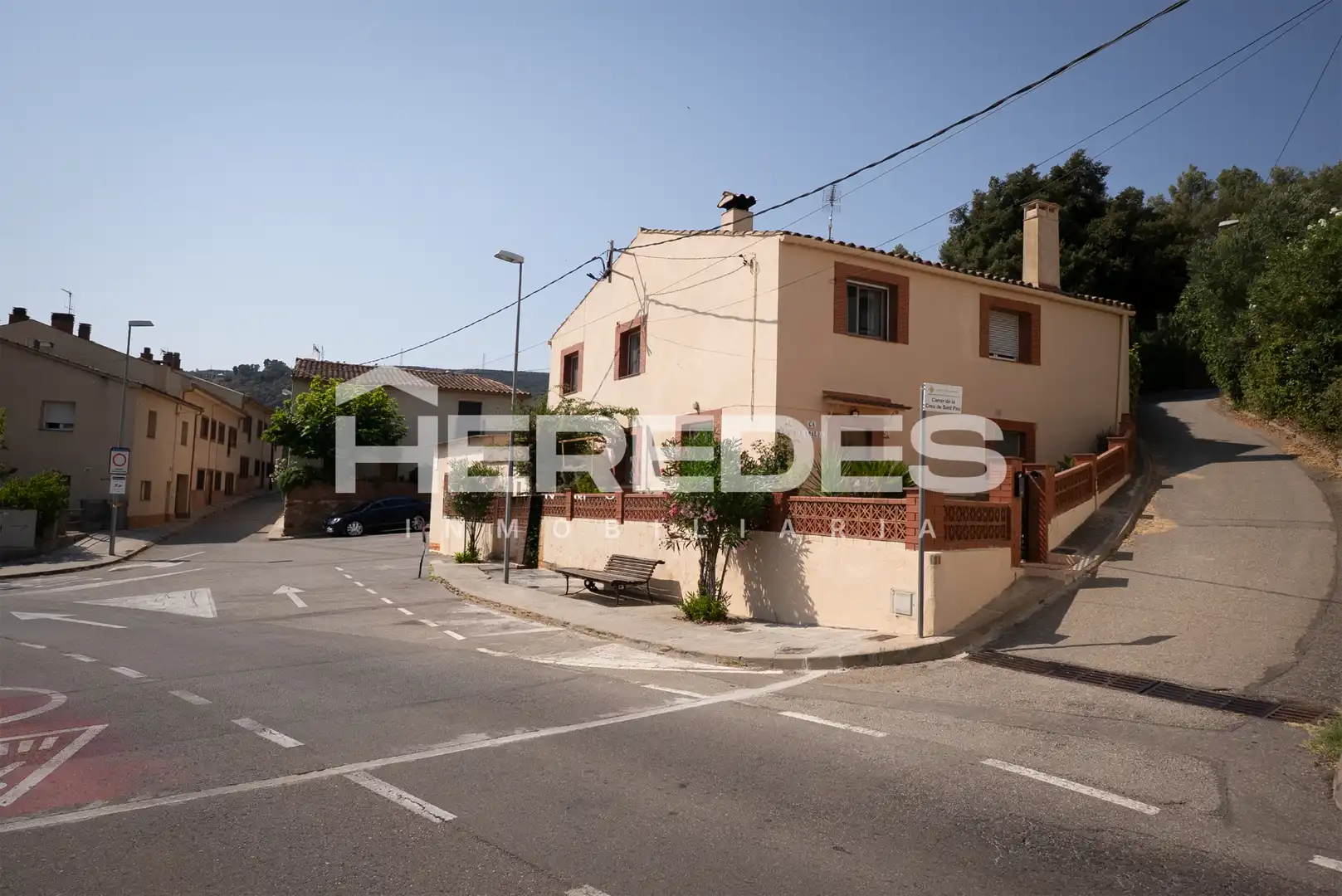 Vista exterior de Casa o xalet en venda en Torrelles de Llobregat amb Jardí privat, Terrassa i Moblat