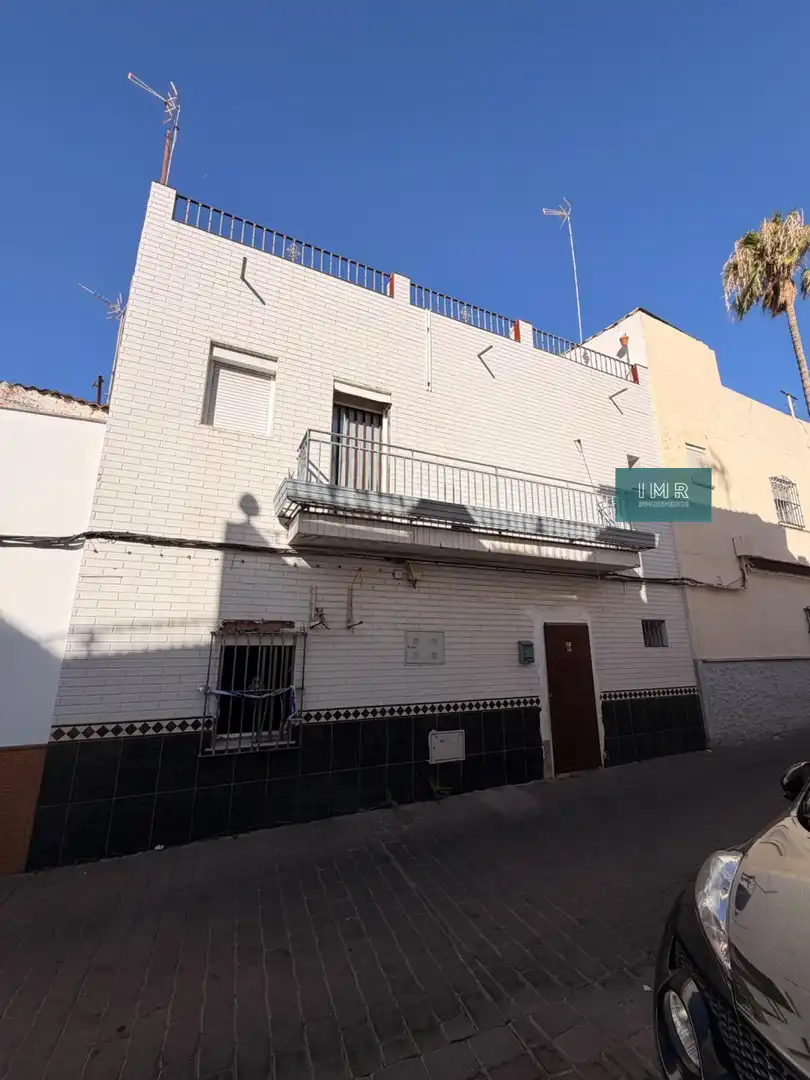 Vista exterior de Casa o xalet en venda en Sevilla amb Terrassa