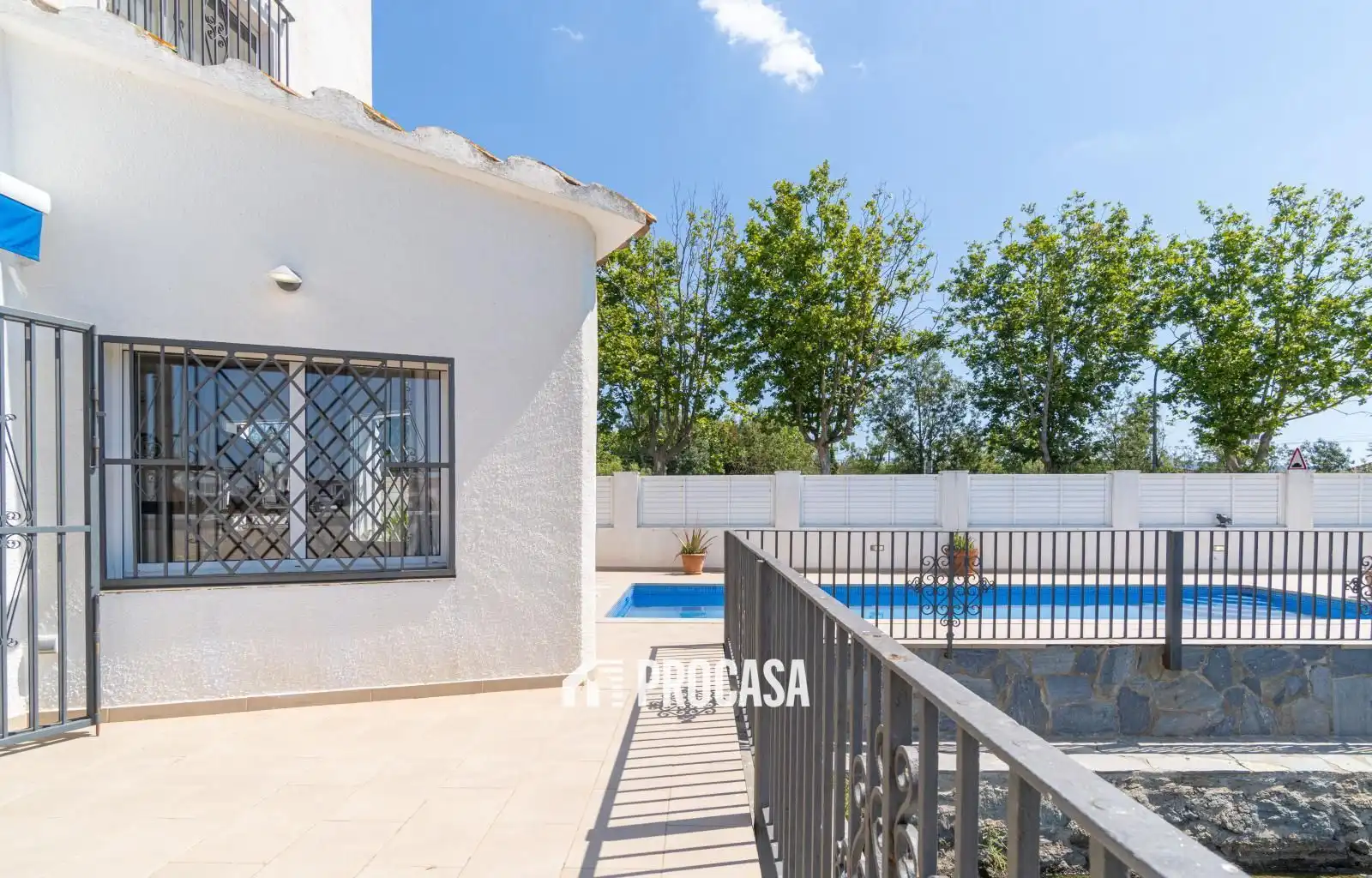 Vista exterior de Casa o xalet en venda en Empuriabrava amb Aire condicionat, Piscina i Moblat