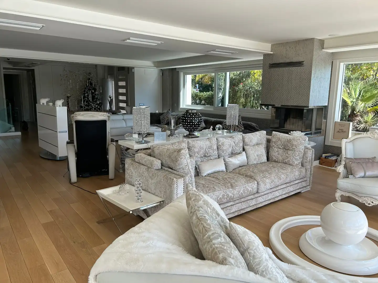 Sala d'estar de Casa o xalet en venda en Marbella amb Aire condicionat, Calefacció i Jardí privat