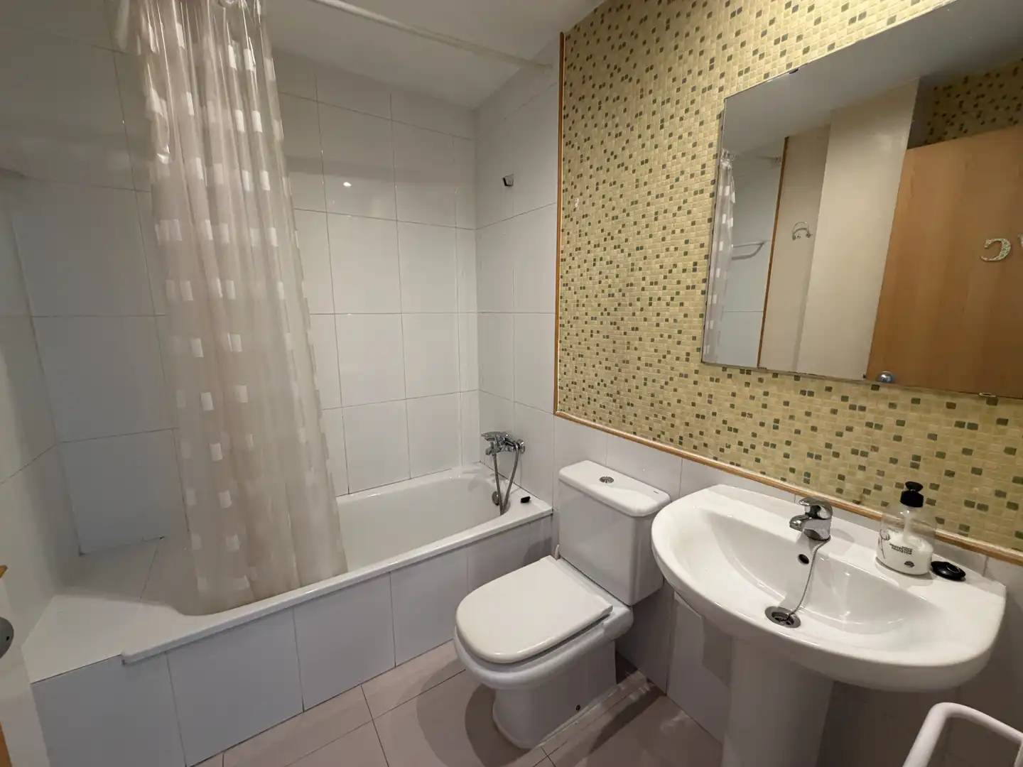 Badezimmer von Wohnung zur Miete in Girona mit Heizung, Möbliert und Ofen