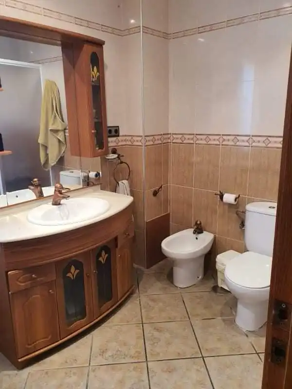 Bany de Casa o xalet en venda en Alicante / Alacant amb Jardí privat, Terrassa i Piscina