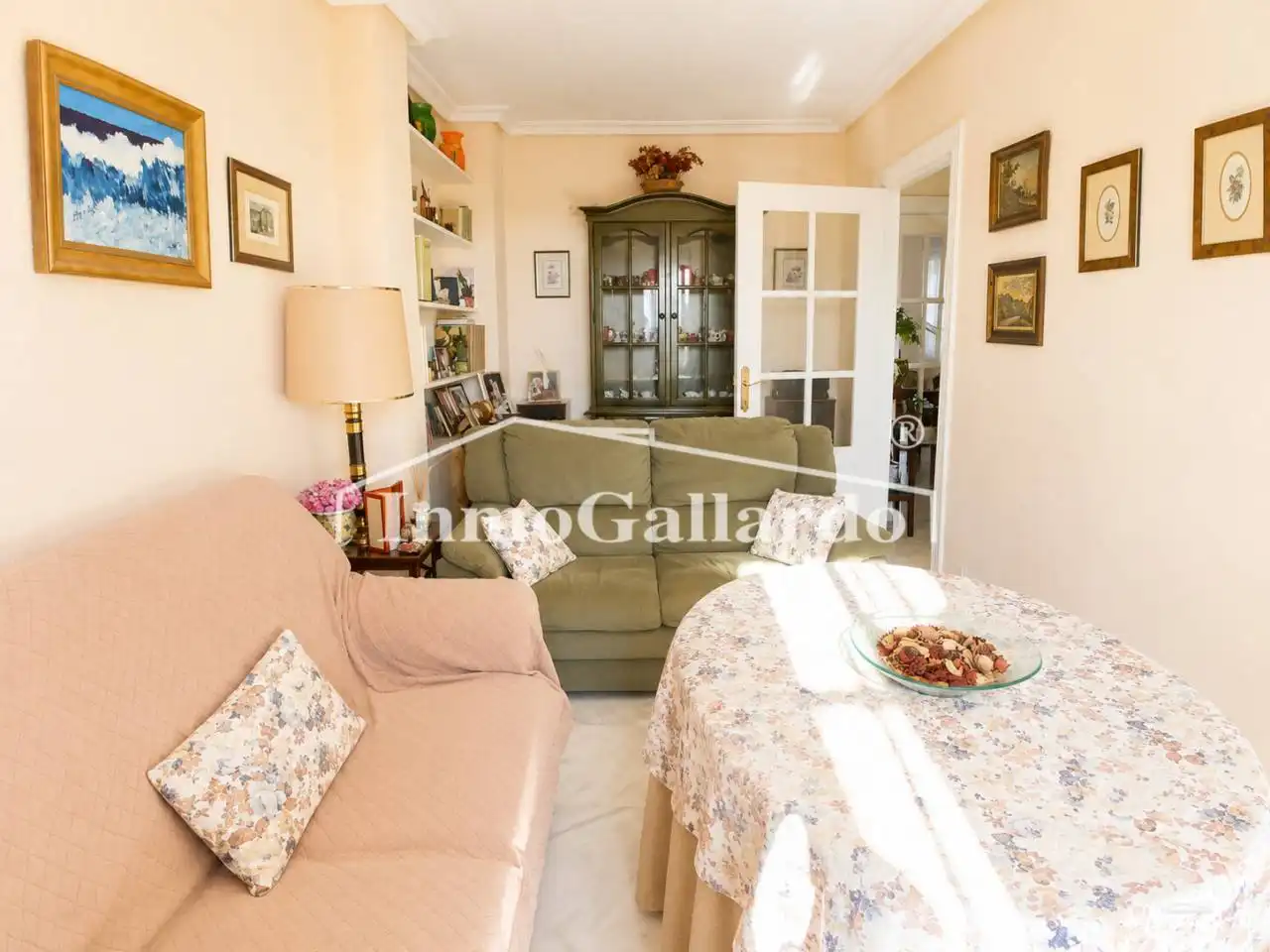 Sala de estar de Casa adosada en venta en Málaga con Aire acondicionado, Terraza y Piscina comunitaria