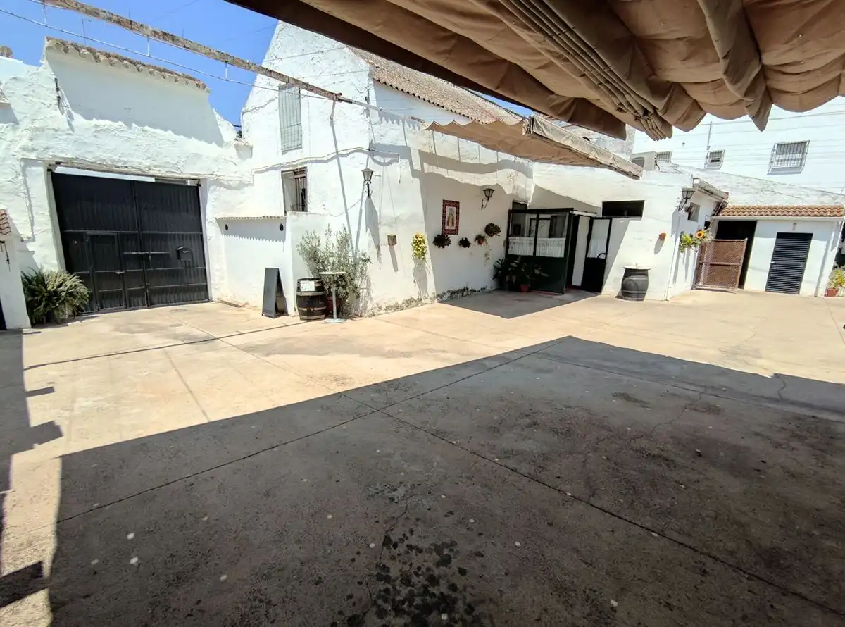 Exterior view of Commercial properties for rent in Palomares del Río  with Air Conditioner