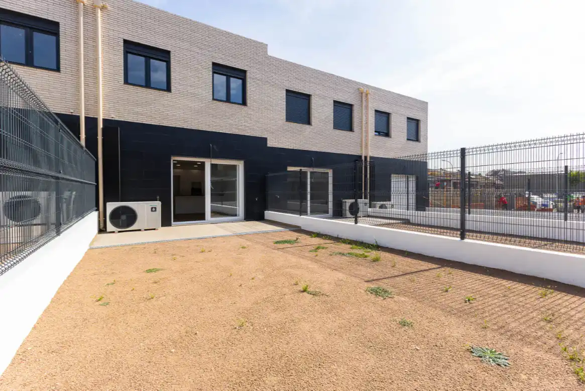 New build Terraced house with garden for sale in Carrer del Pintor Guàrdia, imagen 2