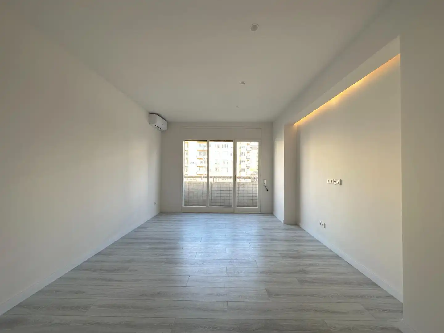 Sala de estar de Piso en venta en Barcelona con Aire acondicionado, Parquet y Balcón