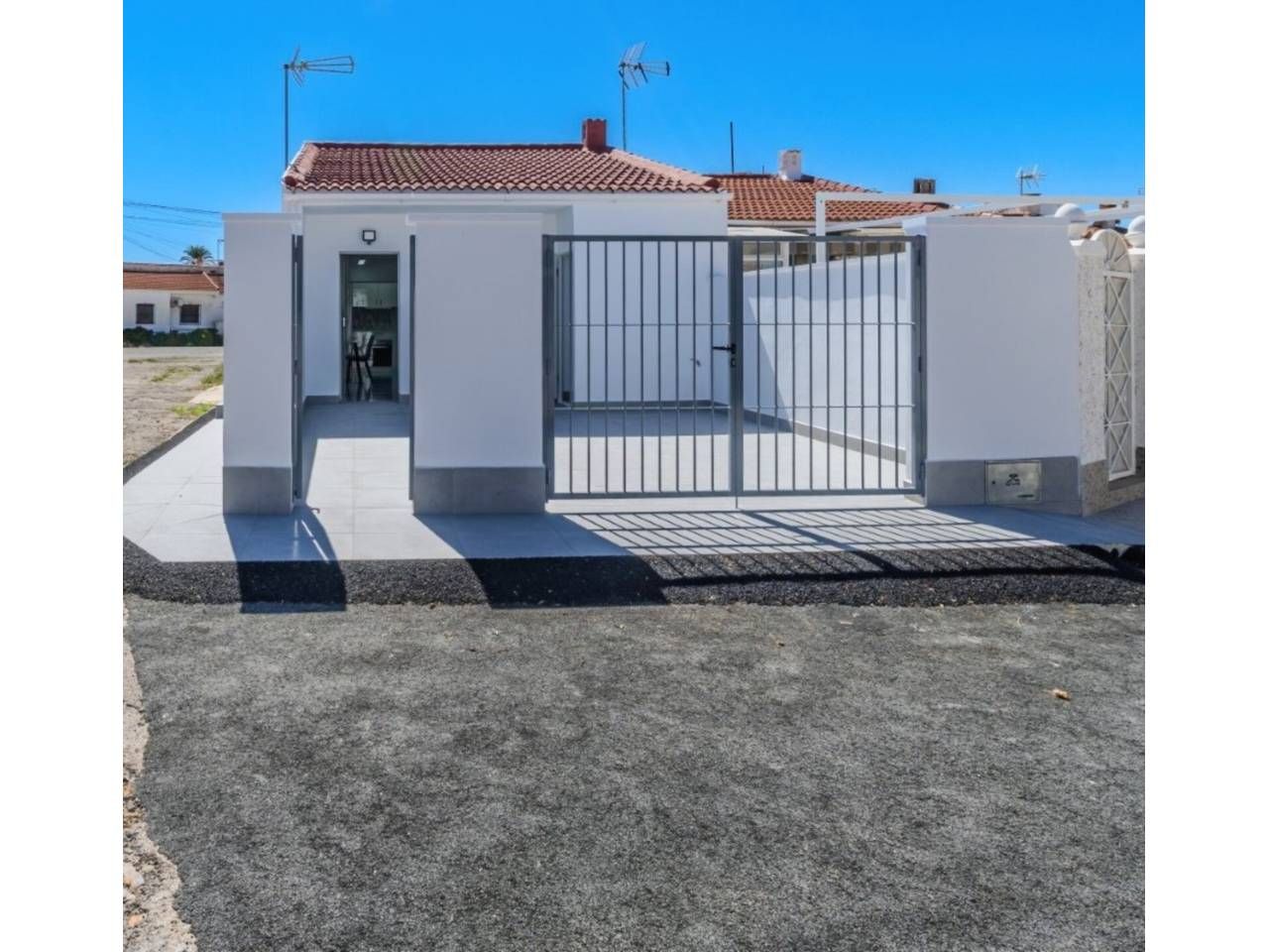 Vista exterior de Casa o xalet en venda en Torrevieja amb Aire condicionat, Calefacció i Jardí privat