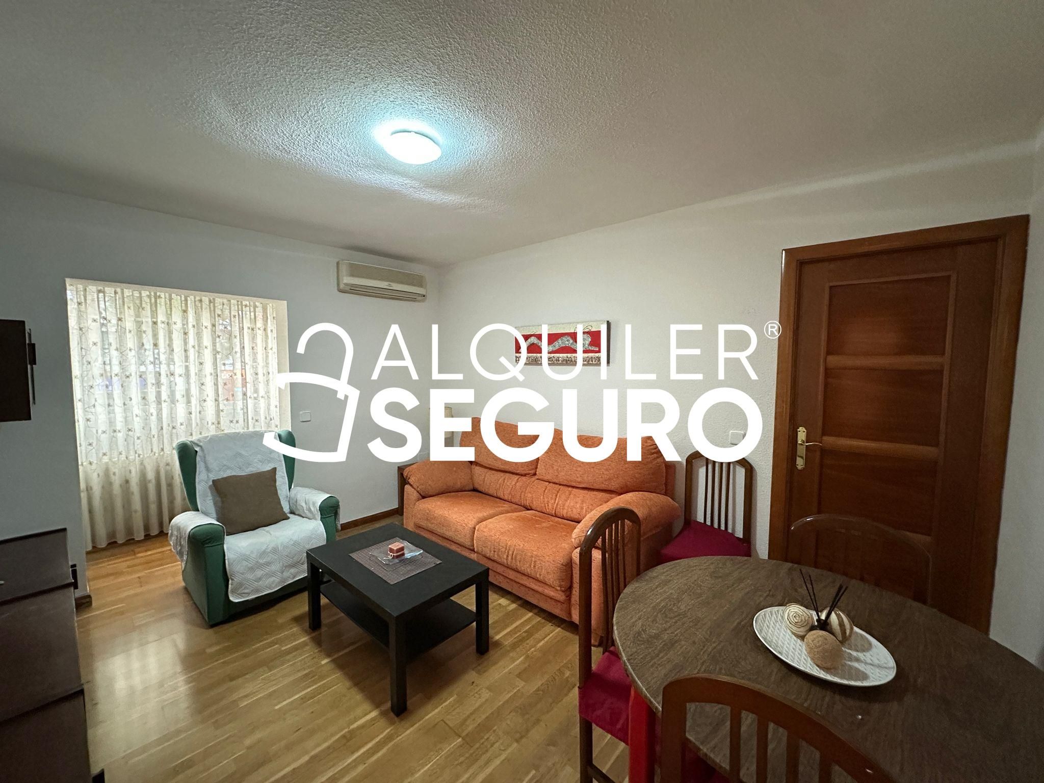 Sala de estar de Piso de alquiler en  Madrid Capital con Aire acondicionado, Calefacción y Amueblado