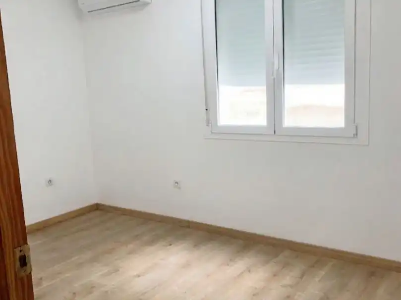 Dormitori de Local de lloguer en La Rinconada amb Aire condicionat, Calefacció i Parquet