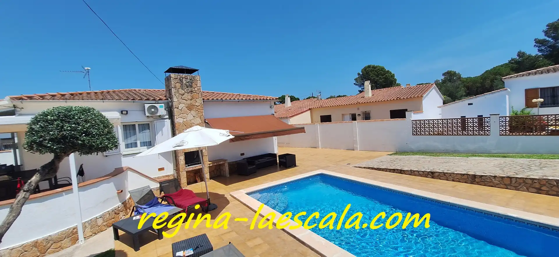 Vista exterior de Casa o xalet en venda en L'Escala amb Aire condicionat, Calefacció i Jardí privat