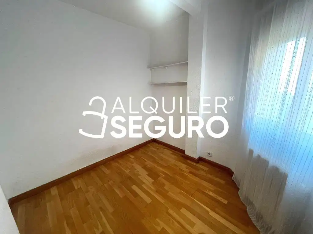 Dormitori de Pis de lloguer en Madrid amb Aire condicionat, Calefacció i Terrassa