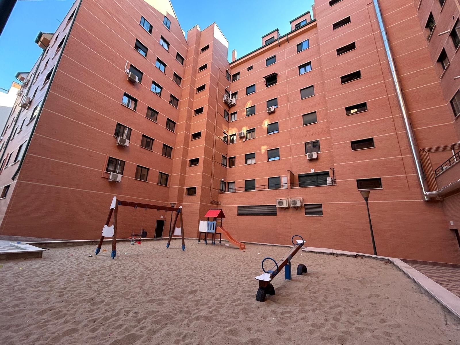 Vista exterior de Àtic en venda en Alcalá de Henares amb Aire condicionat, Calefacció i Terrassa
