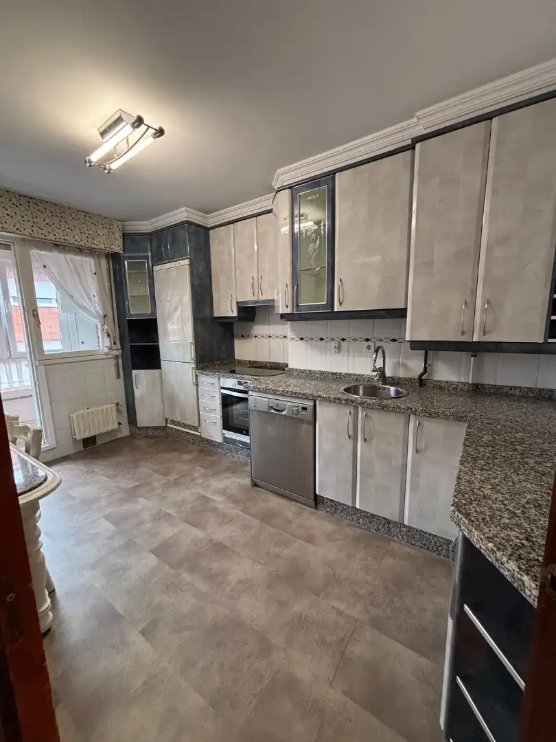 Cocina de Piso en venta en Gijón  con Calefacción, Parquet y Trastero