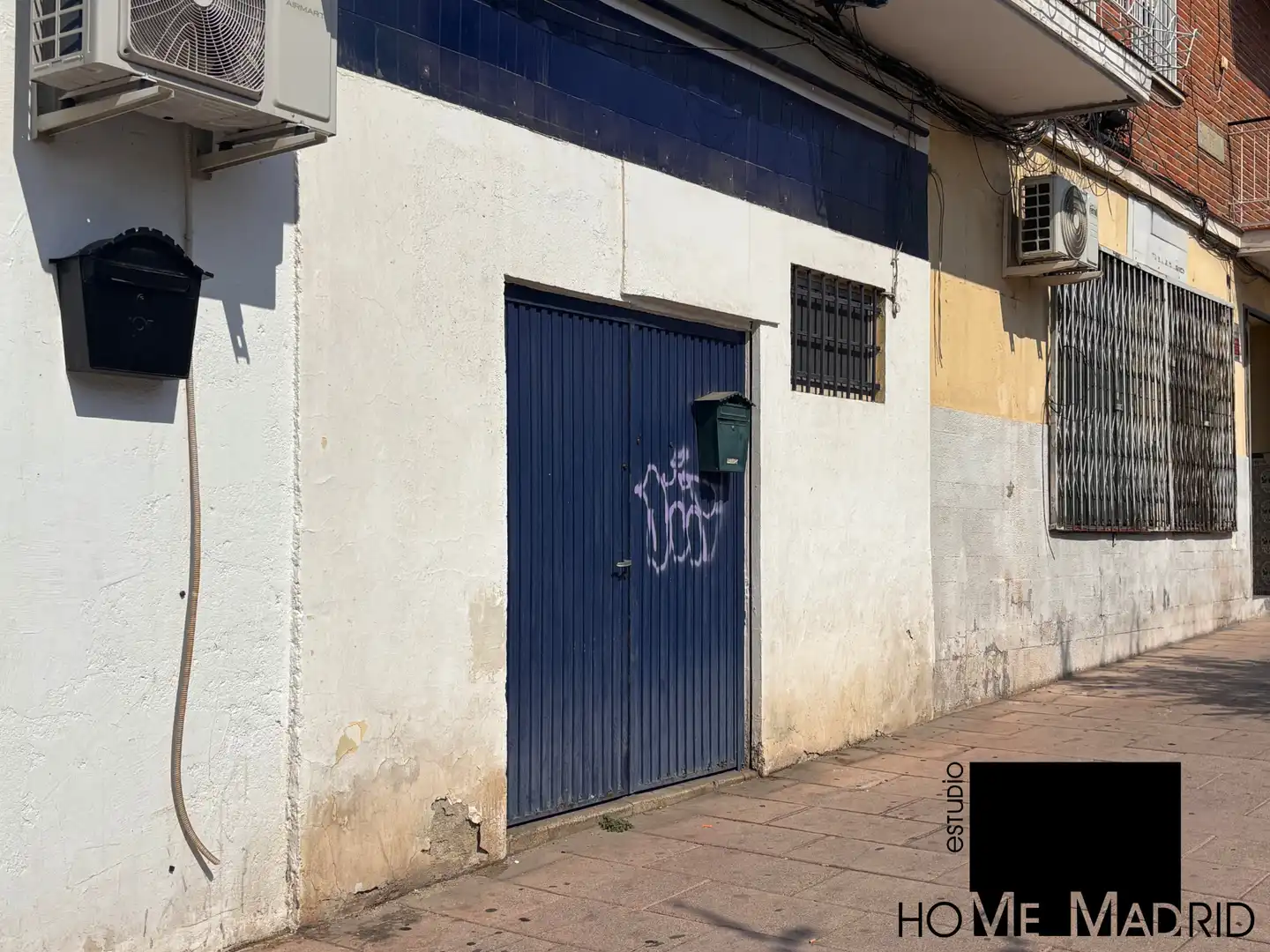 Vista exterior de Local en venda en Madrid amb Aire condicionat