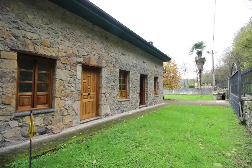 Vista exterior de Casa o xalet en venda en Oviedo  amb Moblat