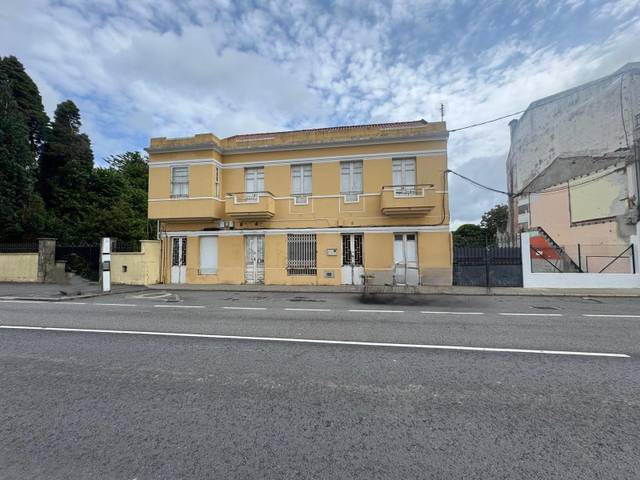 Casa-chalet en Venta en Avenida de Ramón Núñez Montero en Oleiros pueblo