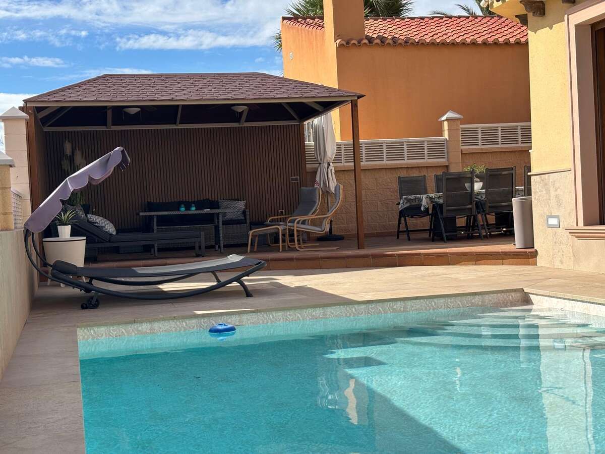 Piscina de Casa o xalet en venda en Roquetas de Mar amb Aire condicionat, Jardí privat i Terrassa