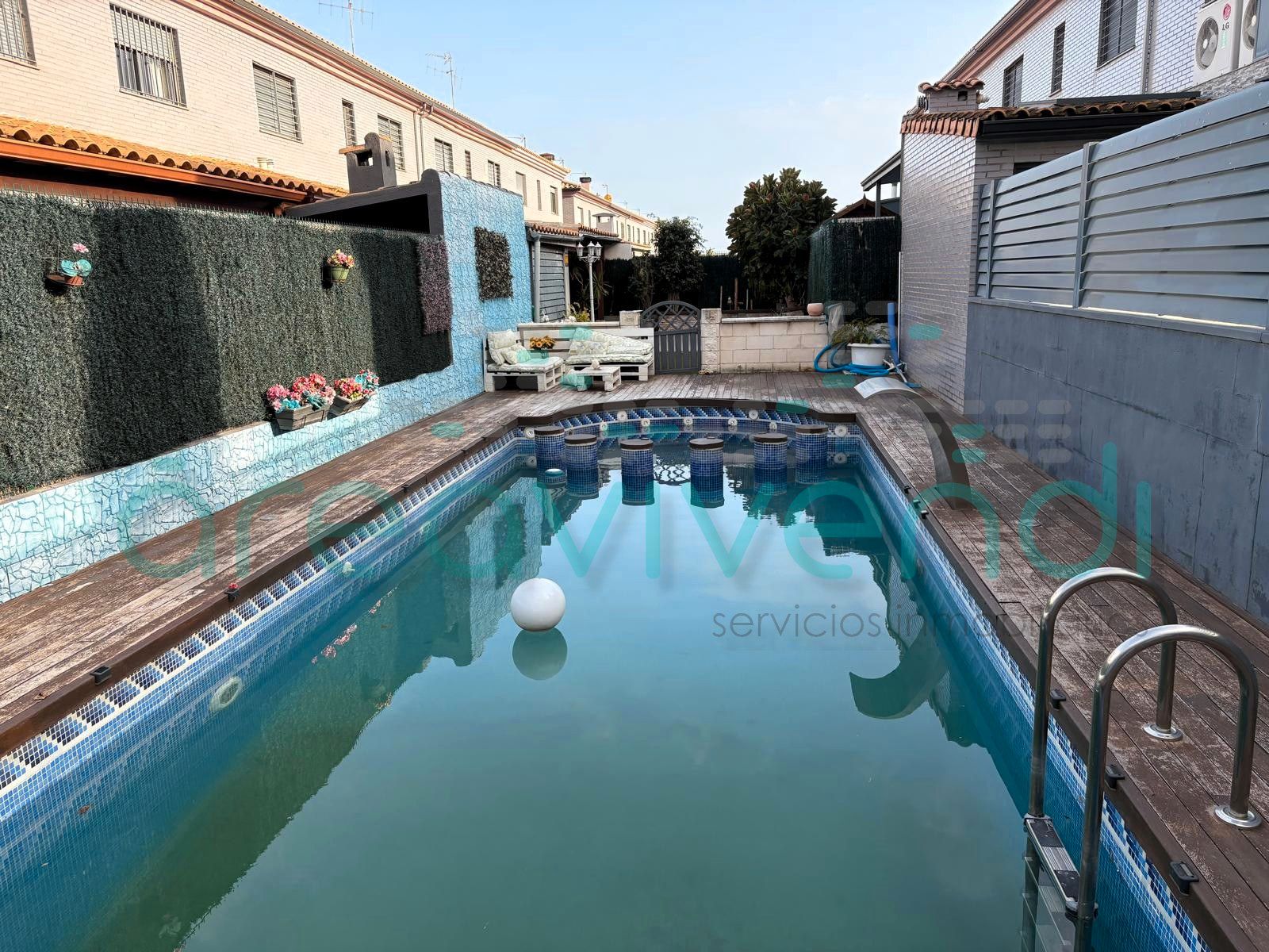 Piscina de Casa adosada en venda en Castellón de la Plana / Castelló de la Plana amb Aire condicionat, Calefacció i Jardí privat