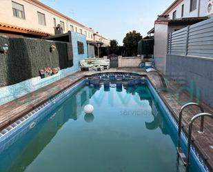 Piscina de Casa adosada en venda en Castellón de la Plana / Castelló de la Plana amb Aire condicionat, Calefacció i Jardí privat