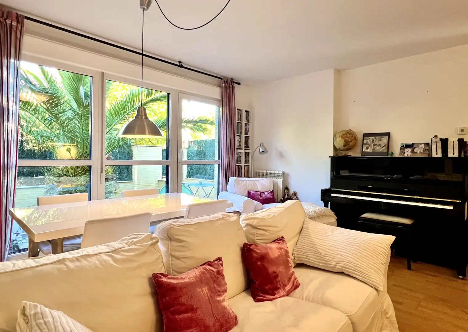 Sala d'estar de Casa o xalet en venda en Haro amb Calefacció, Jardí privat i Parquet