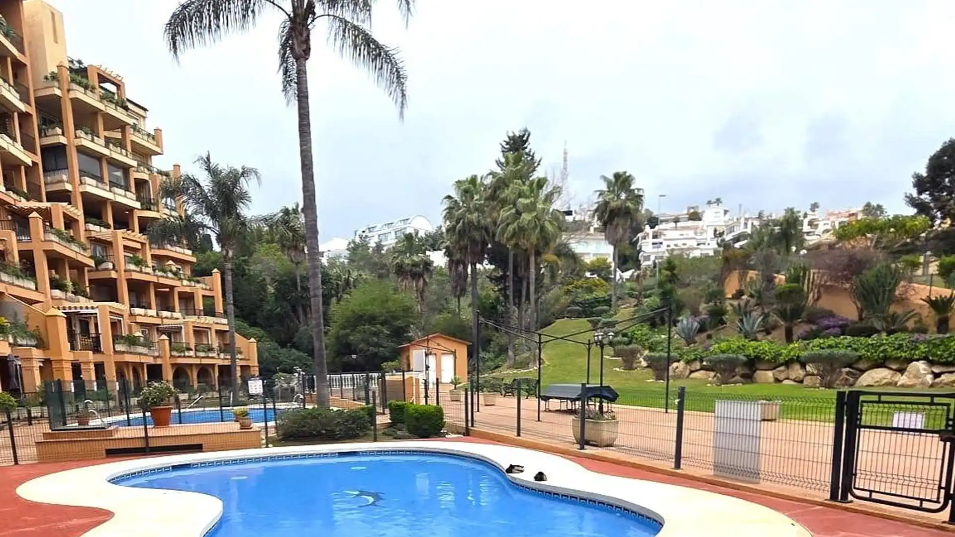 Piscina de Piso en venta en Fuengirola con Aire acondicionado, Calefacción y Jardín privado